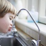 Nguồn nước bị ô nhiễm sẽ gây ra những hậu quả như thế nào đến với trẻ nhỏ