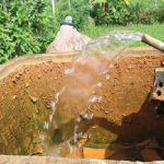 Tìm hiểu nguyên nhân nước giếng khoan có màu vàng và mùi tanh